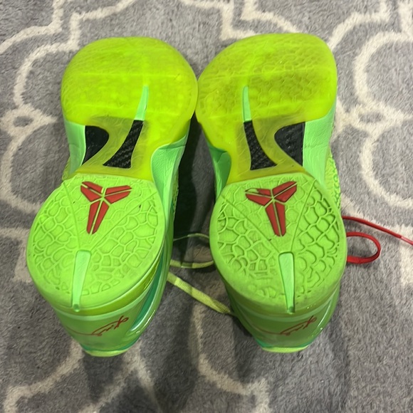 Nike Green and Red Sneakers with Sporty Design - Picture 4 of 4